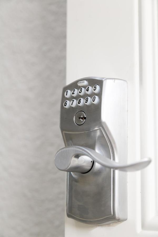 Choose To Be Happy At Seymour # 9 And #16 - Studio Apartments Кингстън Екстериор снимка
